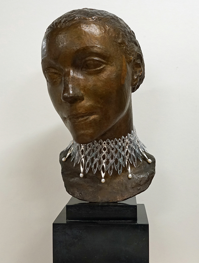 „Schräge Scheibchen“, 2017. Choker, medizinische Kabel, Silber und Süßwasserperlen auf der Bronzebüste „Porträt Maria Lani“ von Charles Despiau, 1929