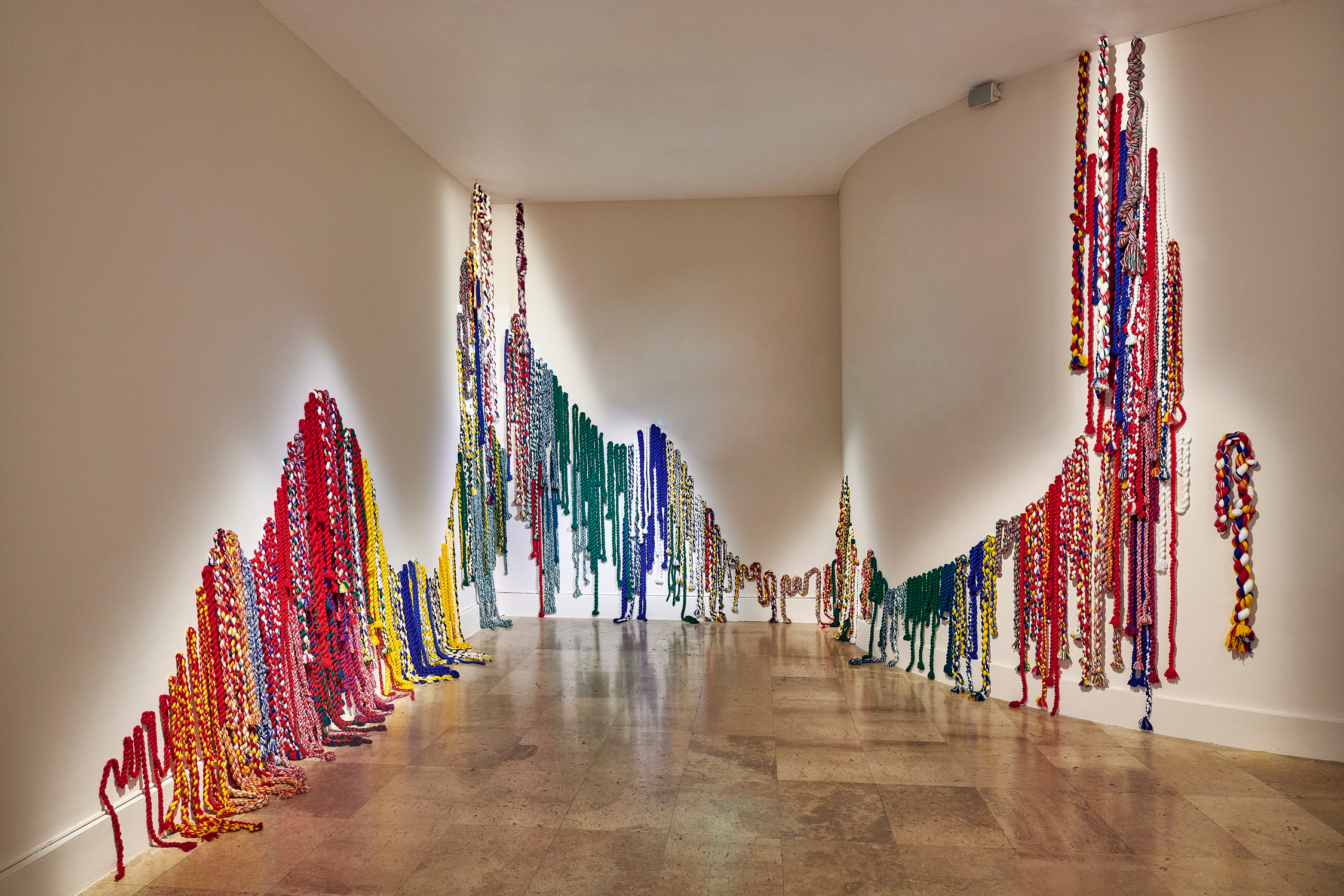 Buhlebezwe Siwani, Mombathiseni, 2021, wol, installatie bij Musée d'Arte Moderne, Parijs, foto: Pierre Antoine Buhlebezwe Siwani, Mombathiseni, 2021, wol, installatie bij Musée d'Arte Moderne, Parijs, foto: Pierre Antoine