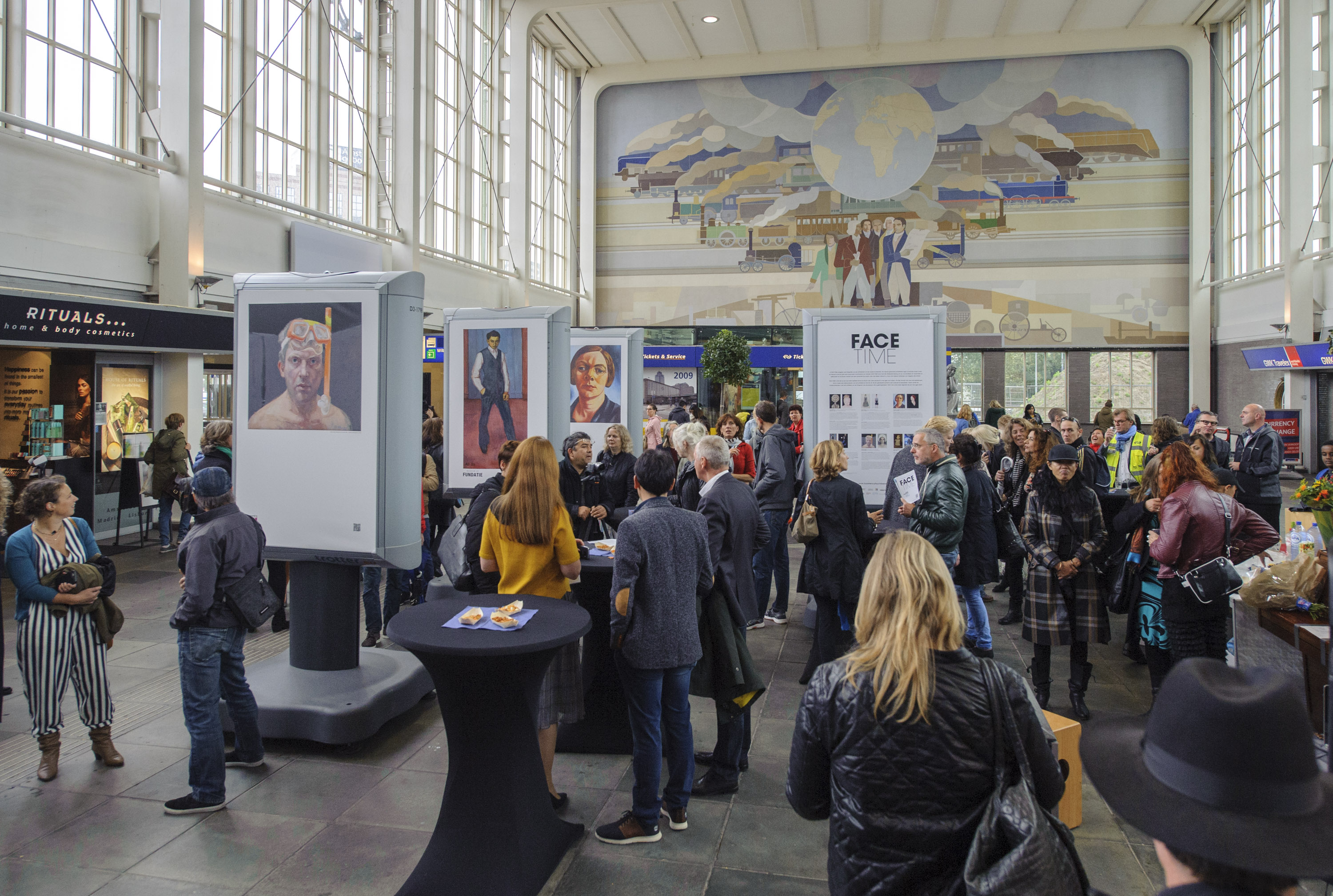 ‘Face time’ op station Amsterdam Amstel