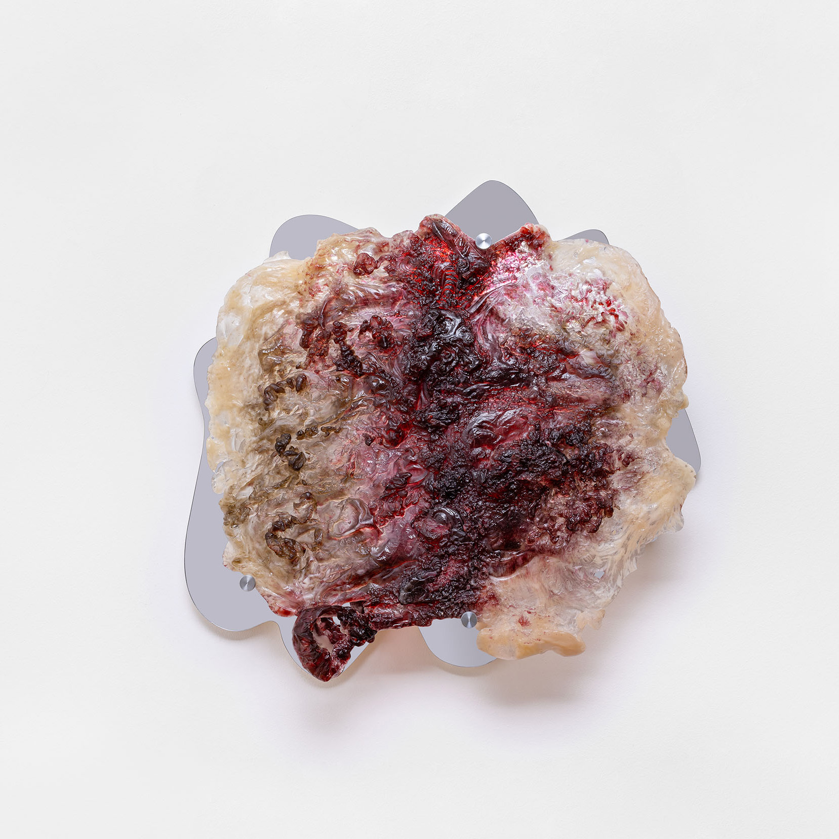 Natalia Dom&iacute;nguez Rangel, Pijn is rood, 2023, verloren-was gegoten glas, plexiglas spiegel, aluminium, mdf, 68 x 65 x 15 cm, foto Simon Veres